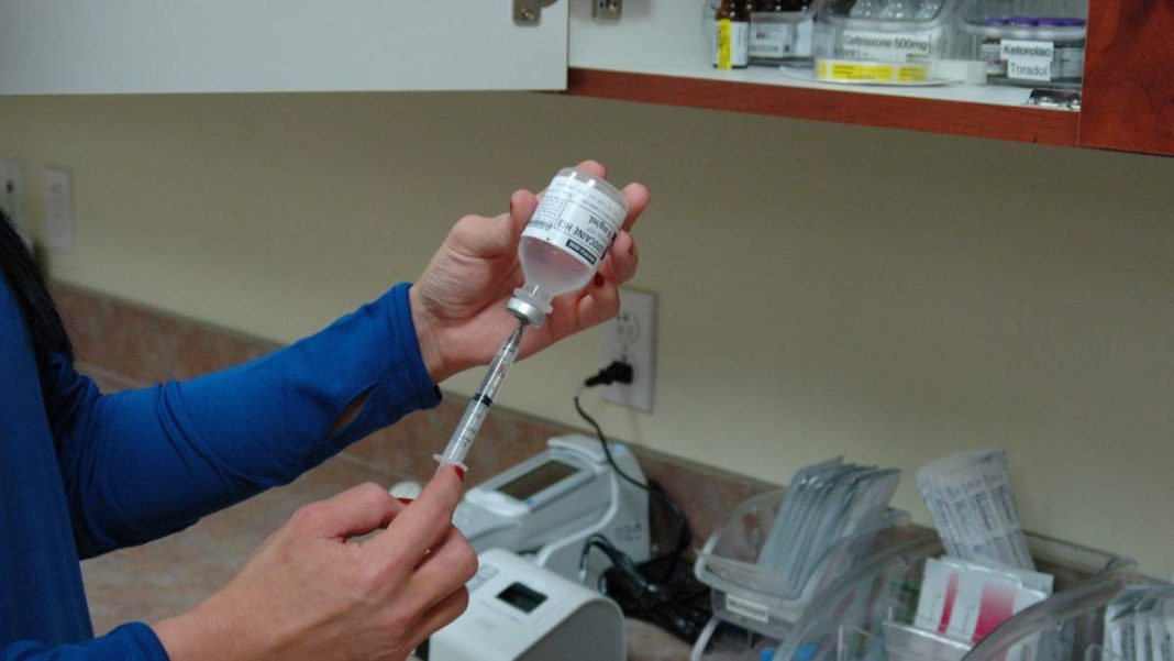309323-nurse_syringe_doctor_medical_hospital_health_clinic_care-924258