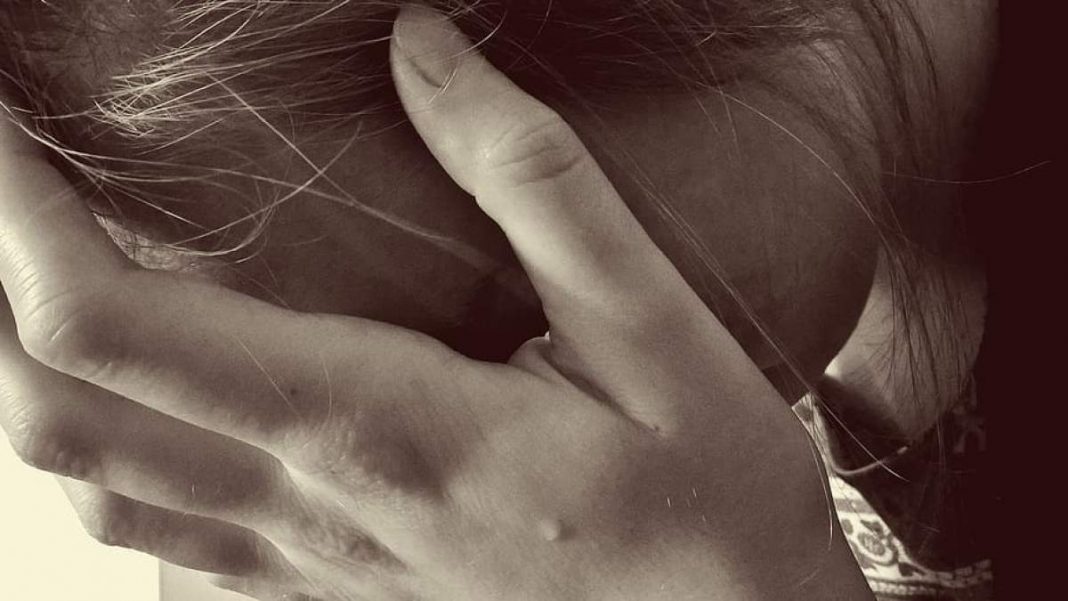 310104-desperate-sad-tears