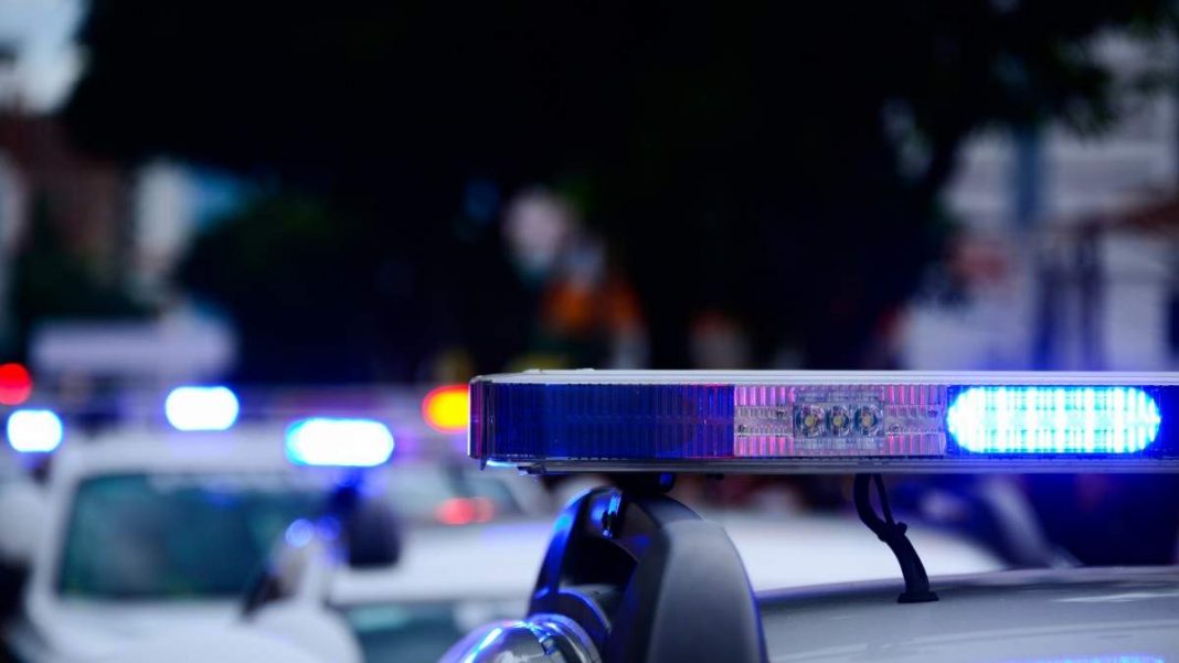 310131-car_police_cars_caravan_sirens_red_blue_lights_wallpaper-569308