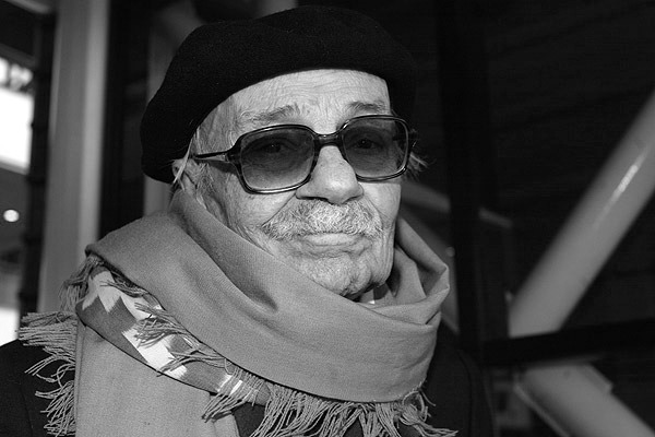 ernesto-sampato-i-mnimi-fotizei-ryparo-moyseio-tis-ntropis