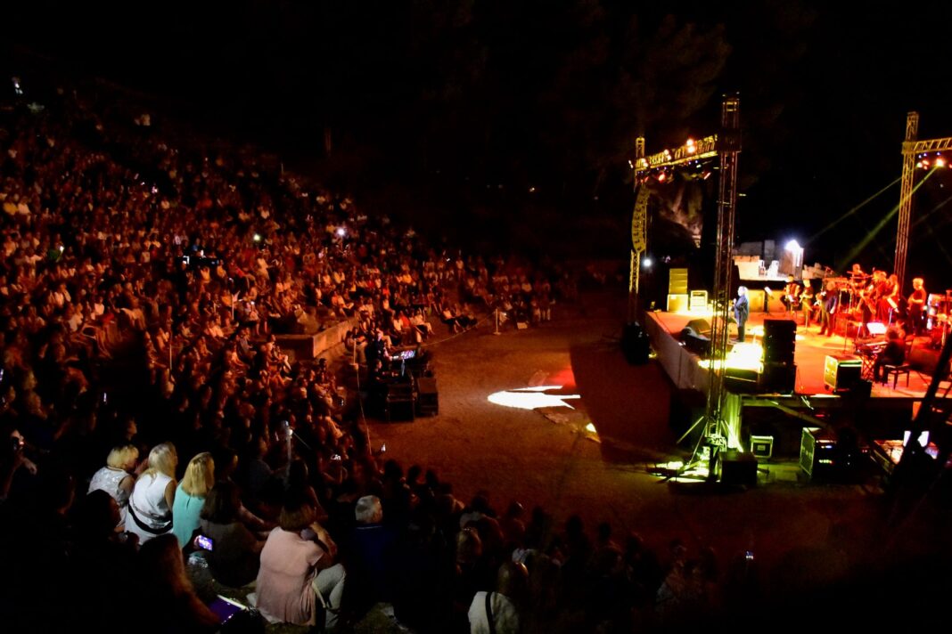 antidraseis-apo-toys-diorganotes-festibal-gia-anakoinoseis-mitsotaki-kindynos-afanismoy