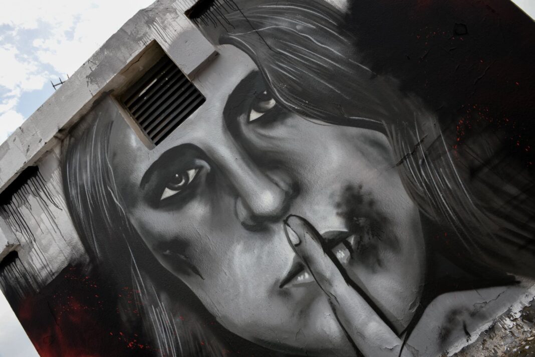 o-fobos-os-ergaleio-toy-politikoy-logoy