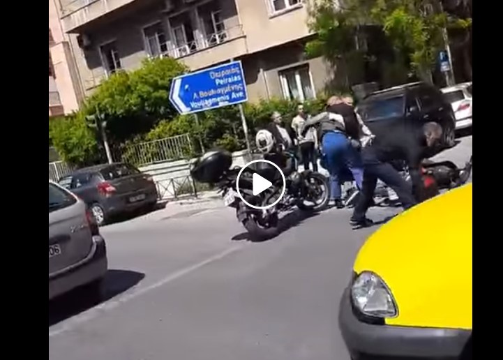 sti-froyra-mitsotaki-o-astynomikos-poy-ksylokopise-ton-motosikletisti