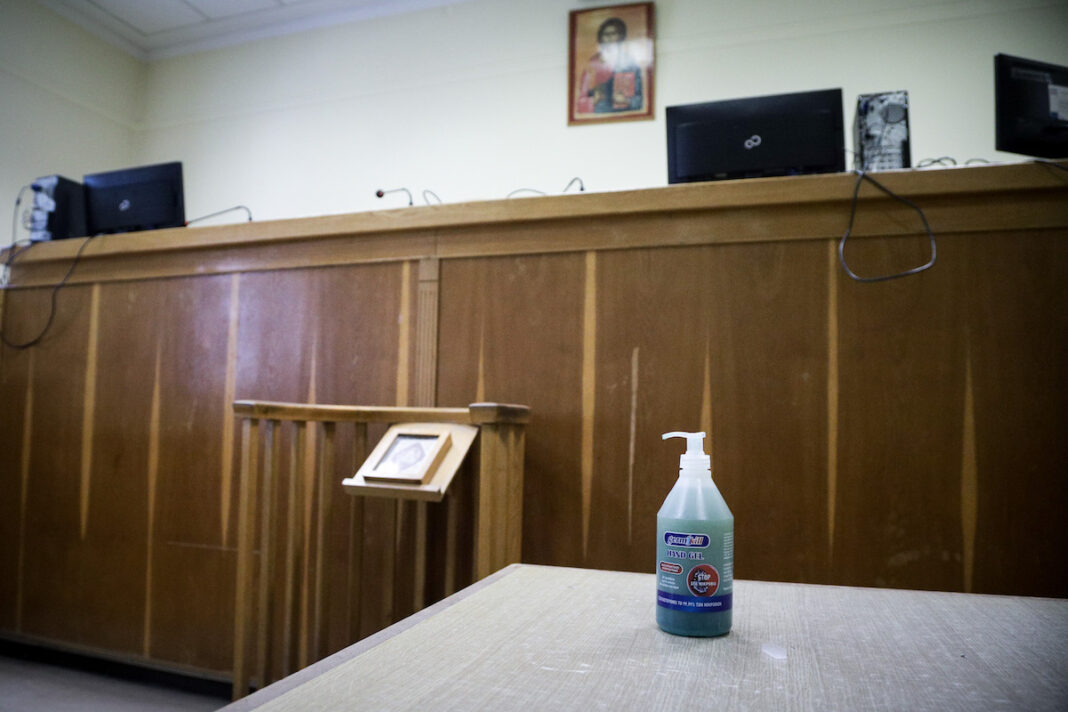 dikastes-i-kybernisi-anoikse-ta-dikastiria-xoris-sobara-metra-metaferontas-tin-eythyni-s