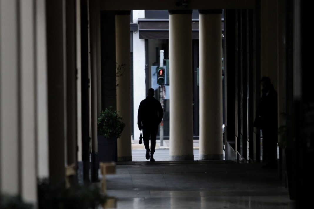 krisi-kai-litotita-gia-toylaxiston-tria-xronia-stin-ellada-blepei-i-capital-economics