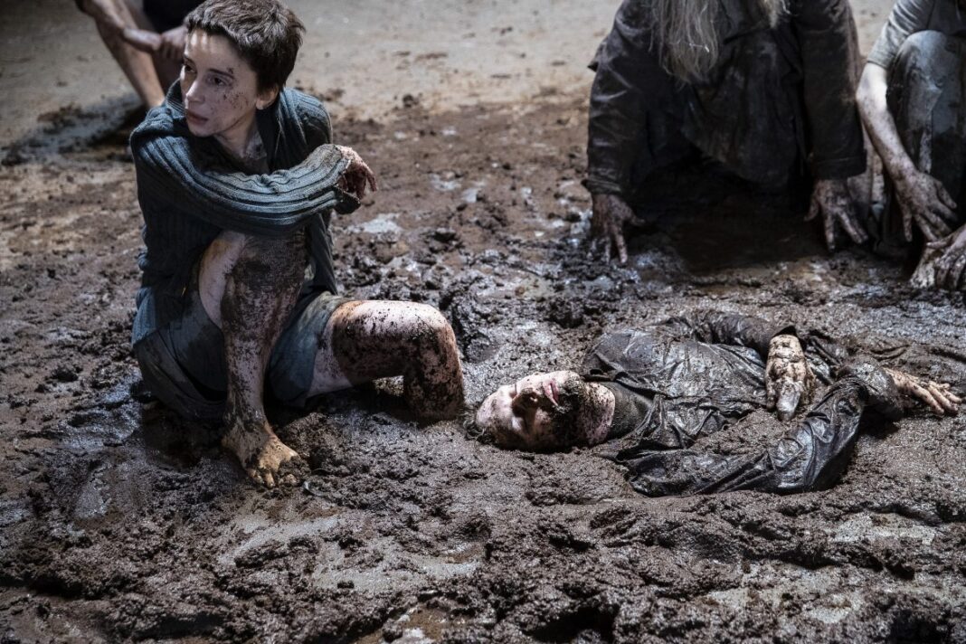 parakoloythiste-online-tin-polysyzitimeni-parastasi-ilektra-orestis