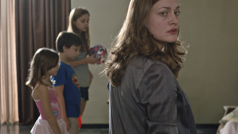 miss-violence-endooikogeneiaki-bia-kai-kakopoiisi-anilikon-sto-mikroskopio-toy-aleksandr