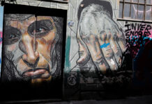 Για να μη την καταπιεί τελικά ο λύκος