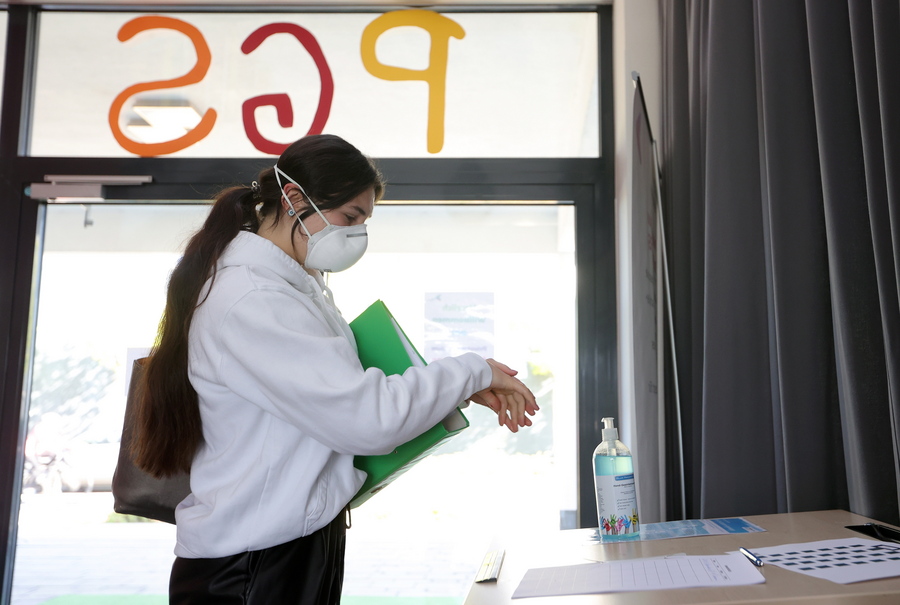 i-germania-pairnei-piso-tin-apofasi-gia-anoigma-ton-sxoleion-me-basi-nea-meleti