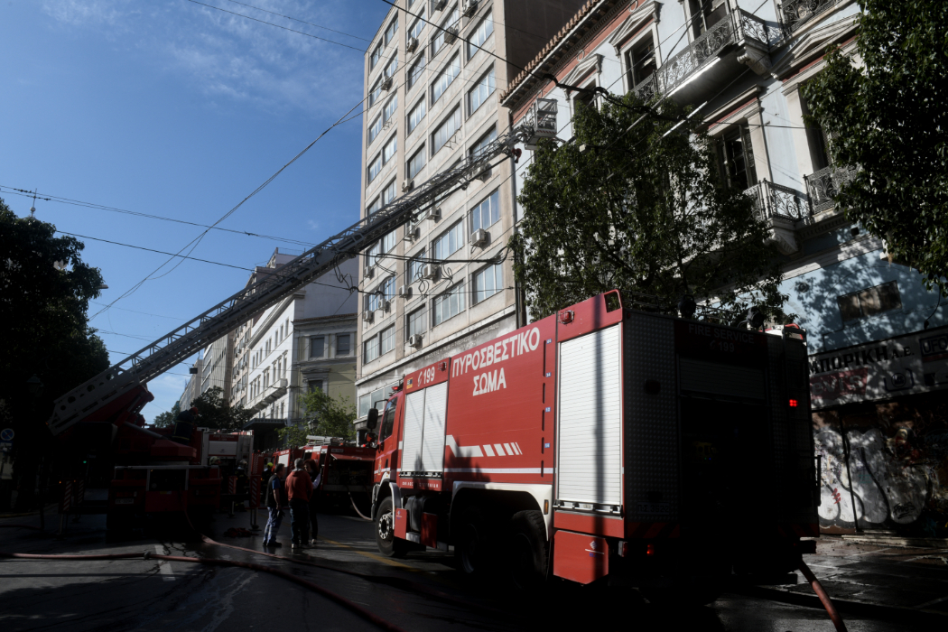 megali-fotia-se-egkataleimmeno-ktirio-sto-kentro-tis-athinas