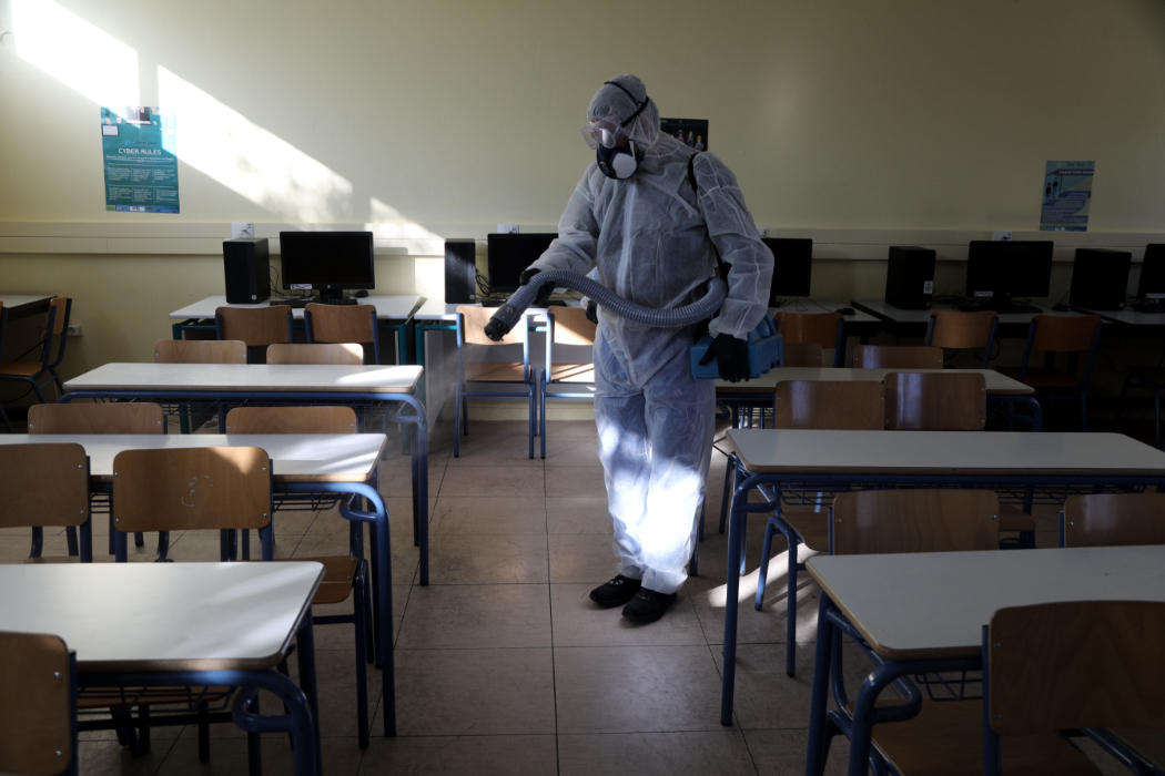 proairetiki-i-maska-sta-sxoleia-symfona-me-ti-niki-kerameos