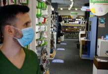 «Κούρεμα» στις μάσκες ανακοίνωσε ο Χαρδαλιάς