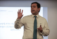 Ο Μηταράκης θέλει και μυστικά κονδύλια!