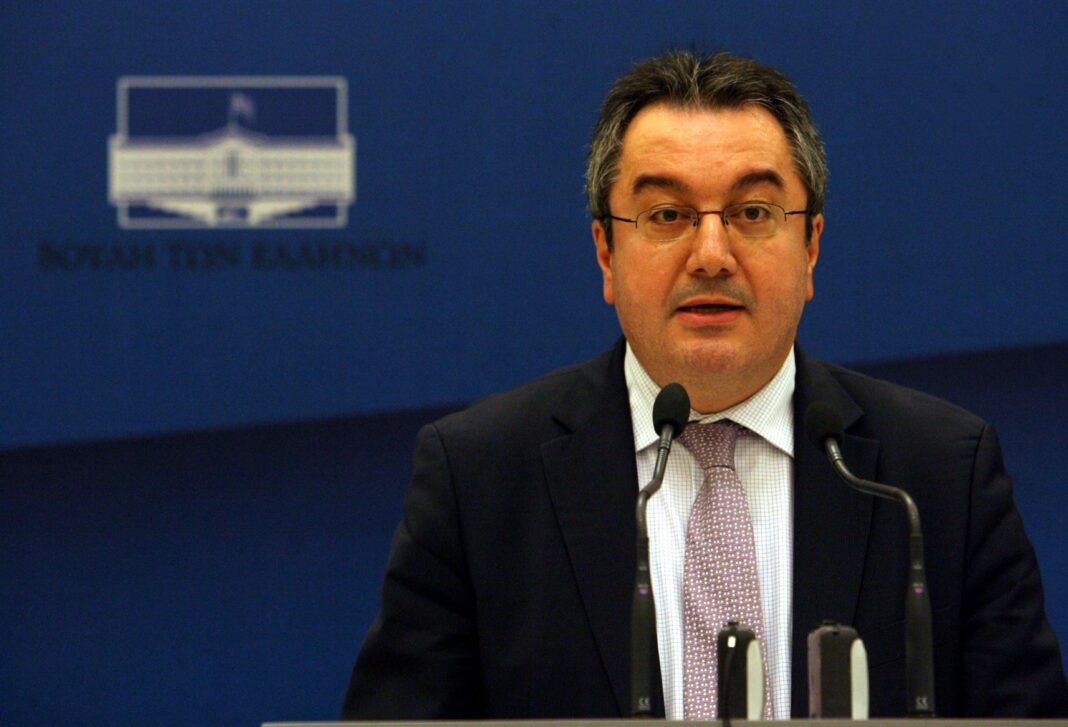 mosialos-oxi-sti-theia-koinonia-me-ti-simerini-morfi-mexri-na-exoyme-embolio