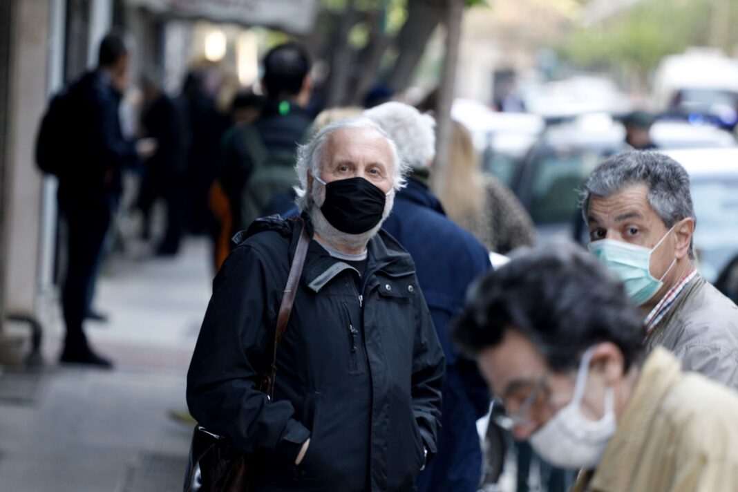 p-polakis-enas-onneditis-piso-apo-tis-ypertimologimenes-maskes