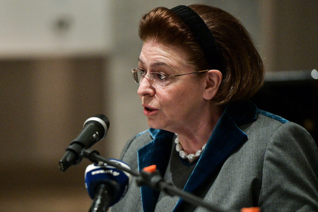 maksimoy-petaei-mpalaki-sti-mendoni-gia-toys-kallitexnes