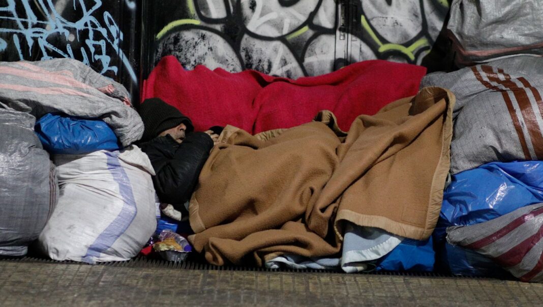 bomba-sta-themelia-tis-pagkosmiopoiisis-i-pandimia