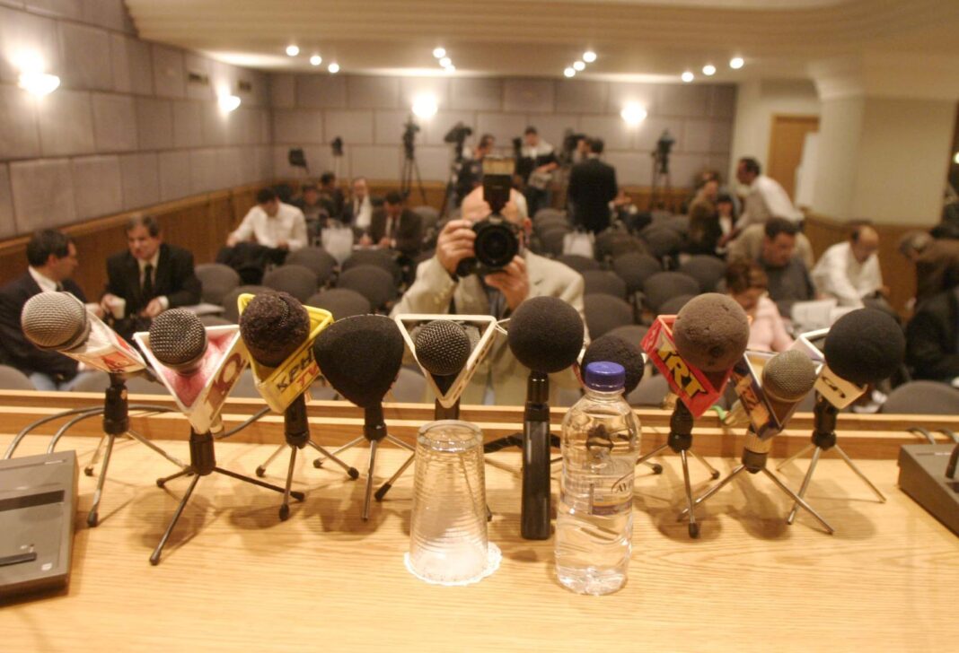 radiofona-perifereias-den-pirame-oyte-eyro-apo-ta-11-ek-se-ligo-tha-arxisoyn-ta-loyketa