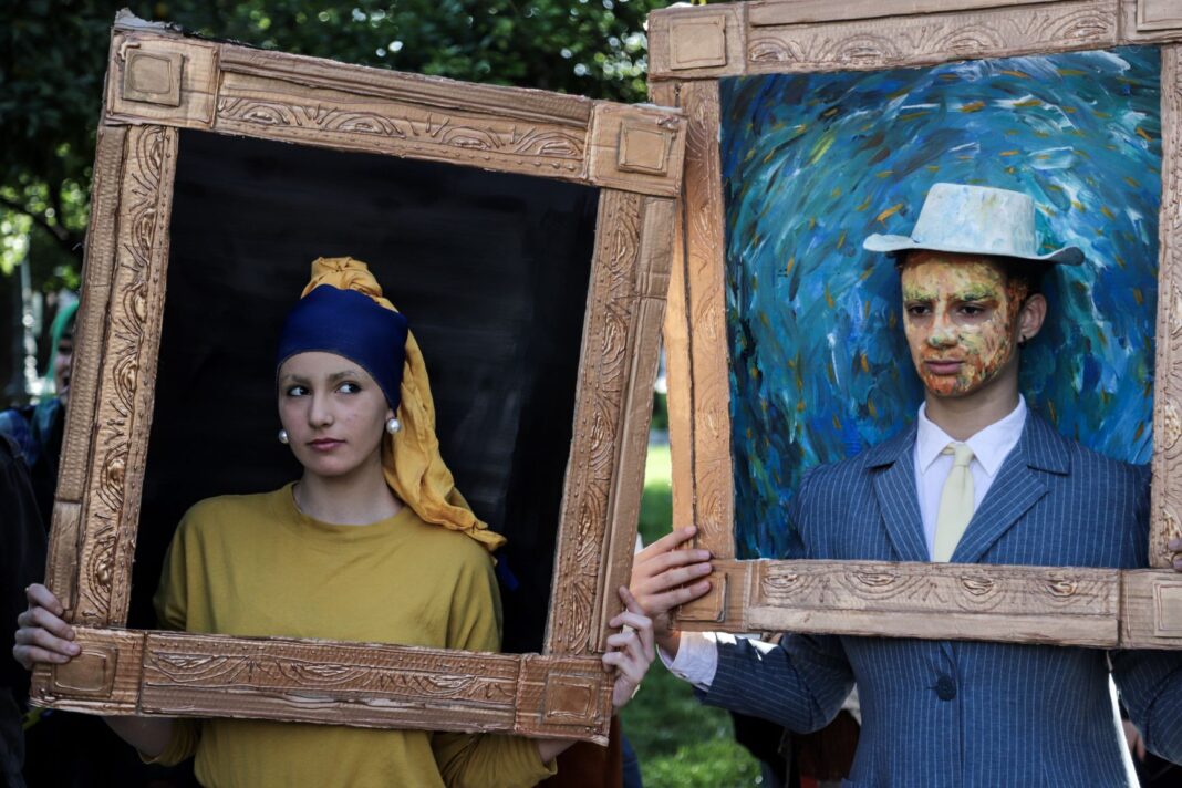 latinika-i-koinoniologia-i-apantisi-einai-kai-ta-dyo