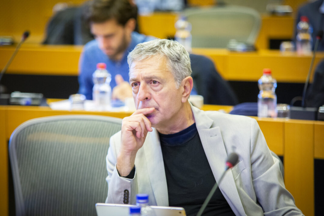 koylogloy-i-eksodos-apo-tin-krisi-den-xoraei-ideologikes-epiloges-kai-masa