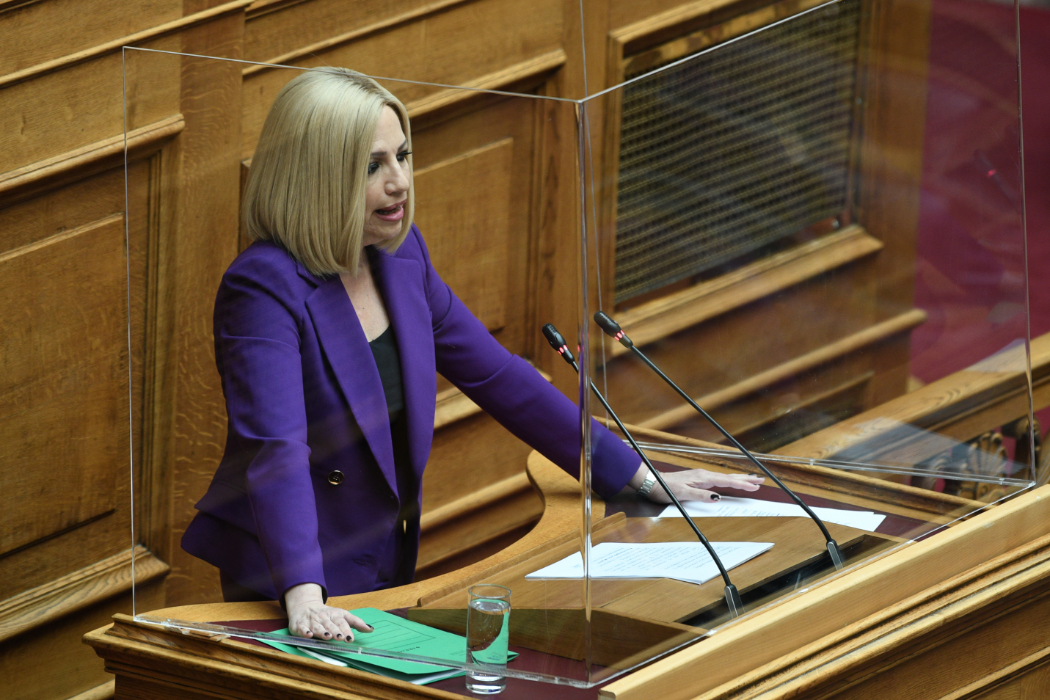 gennimata-kata-kybernisis-gia-periballontiko-nomosxedio-epistrefete-sto-parelthon-sas-me