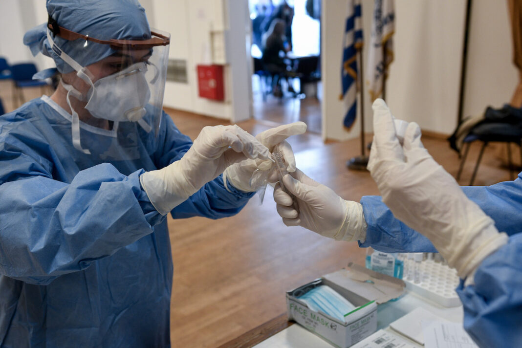 kathigitis-epidimiologias-o-ios-mporei-na-irthe-stin-ellada-prin-ti-diagnosi-toy-protoy-