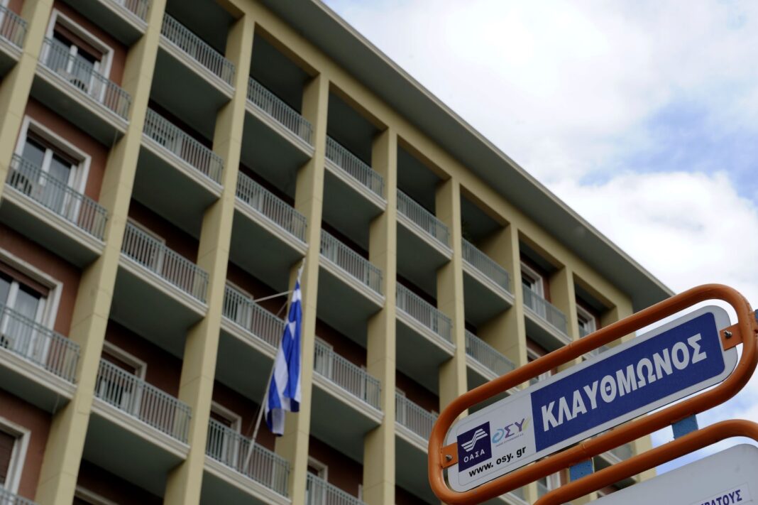 70-ton-dimosion-ypallilon-sti-thesi-toy-apo-deytera