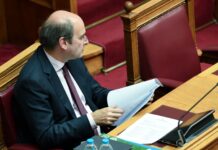 Κατακραυγή για Χατζιδάκη: «Μείωσε» από τα 17,5 στα… 21 μέτρα το ελάχιστο ύψος των κτιρίων στην Ακρόπολη!