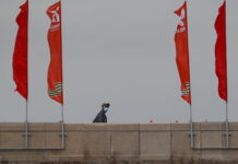 Κόκκινες σημαίες χωρίς πλήθος, στην επέτειο της αντιφασιστικής νίκης