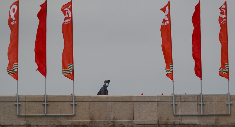 kokkines-simaies-xoris-plithos-stin-epeteio-tis-antifasistikis-nikis