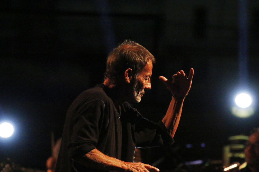 zilepse-o-ksarxakos-tin-karekla-tis-mendoni-leei-deksio-site