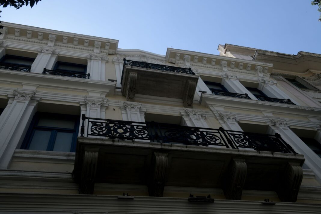 stinoyn-afigima-toy-neoy-dixasmoy-epikaloymenoi-dixasmo