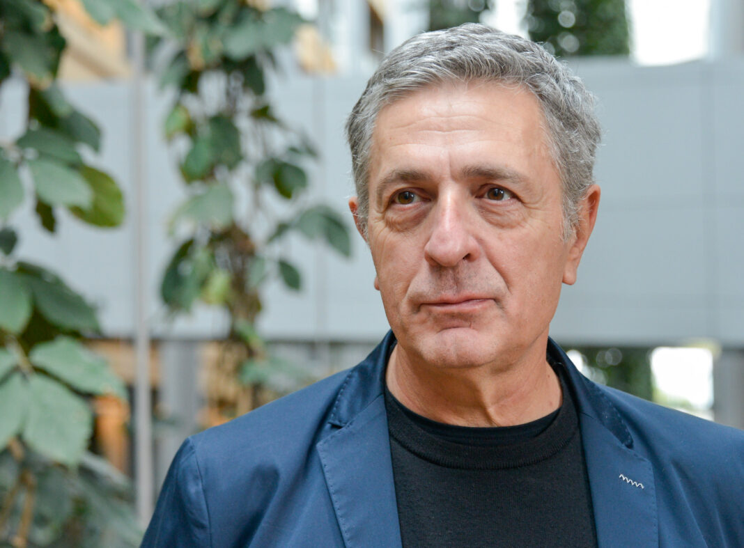 koylogloy-stin-nd-blepoyn-ton-io-san-yio-theoy