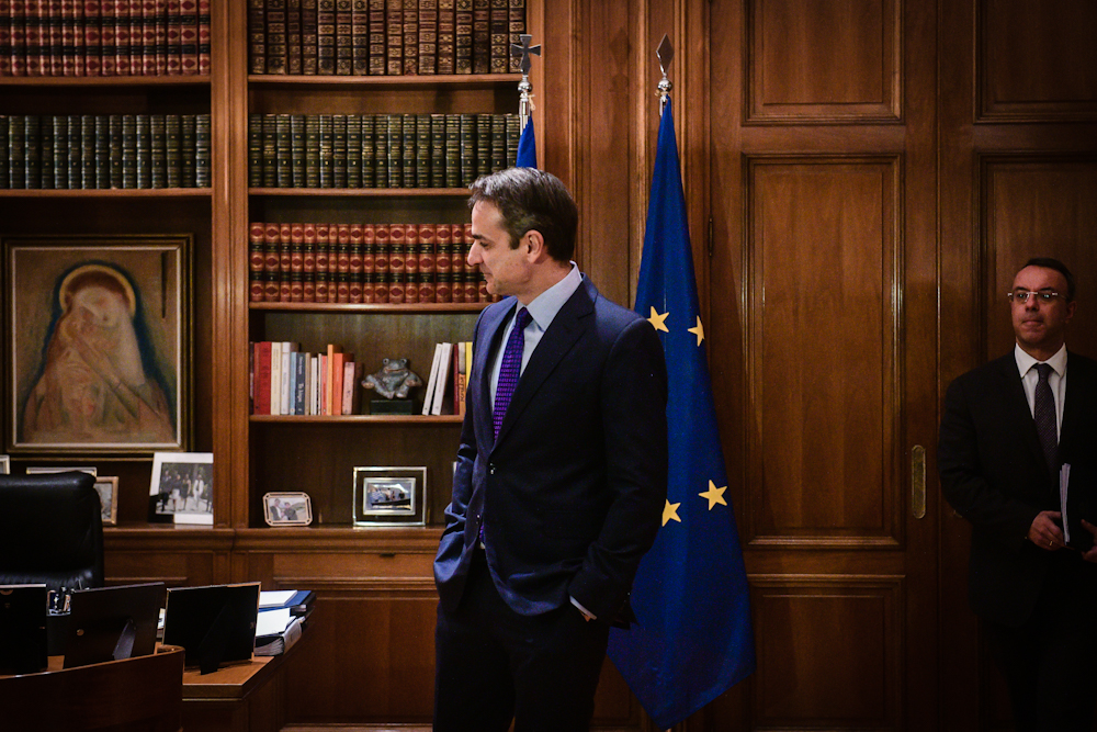 mitsotakis-oloi-mas-dinoyn-sygxaritiria-komision-oyragos-se-oloys-toys-deiktes-i-ellada